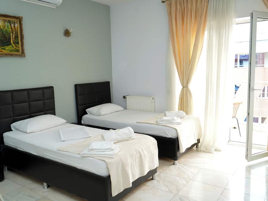 Habitación cuádruple familiar, vistas a la ciudad | Caja fuerte, escritorio, espacio para trabajar con un portátil