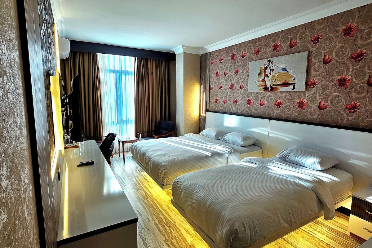 家庭双床房, 阳台, 城市景观 | Select Comfort 床、迷你吧、办公桌、笔记本电脑工作区