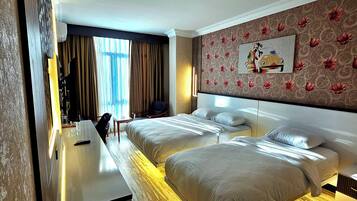 أسرّة سليكت كومفورت وميني بار ومكتب ومساحة عمل للكمبيوتر المحمول