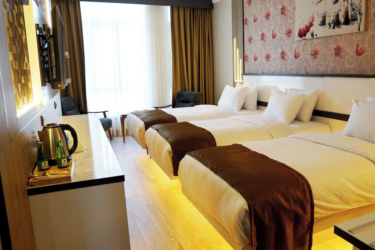 标准三人房 | Select Comfort 床、迷你吧、办公桌、笔记本电脑工作区