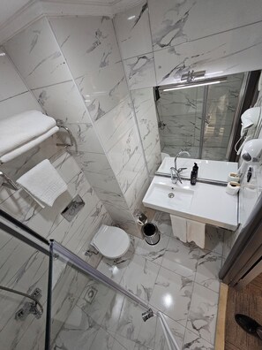 Regadera, amenidades de baño gratuitas, secadora de cabello, pantuflas