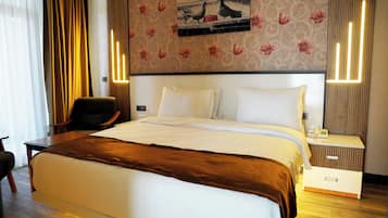 Quarto casal standard de uso individual, sacada, vista para a cidade | Escrivaninha, espaço de trabalho para notebook, Wi-Fi de cortesia