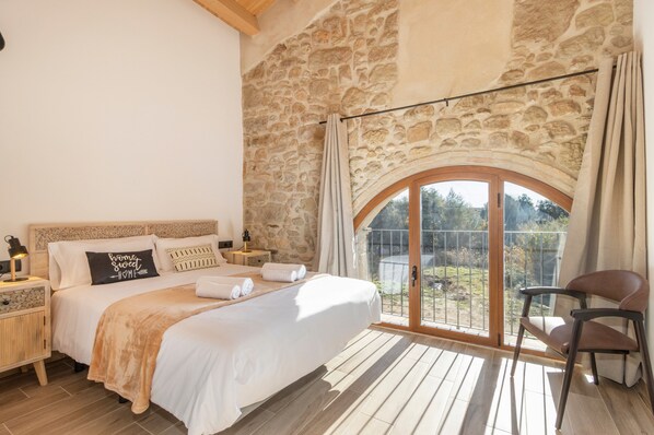 4 bedrooms, iron/ironing board, WiFi, bed sheets