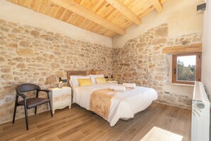 4 bedrooms, iron/ironing board, WiFi, bed sheets