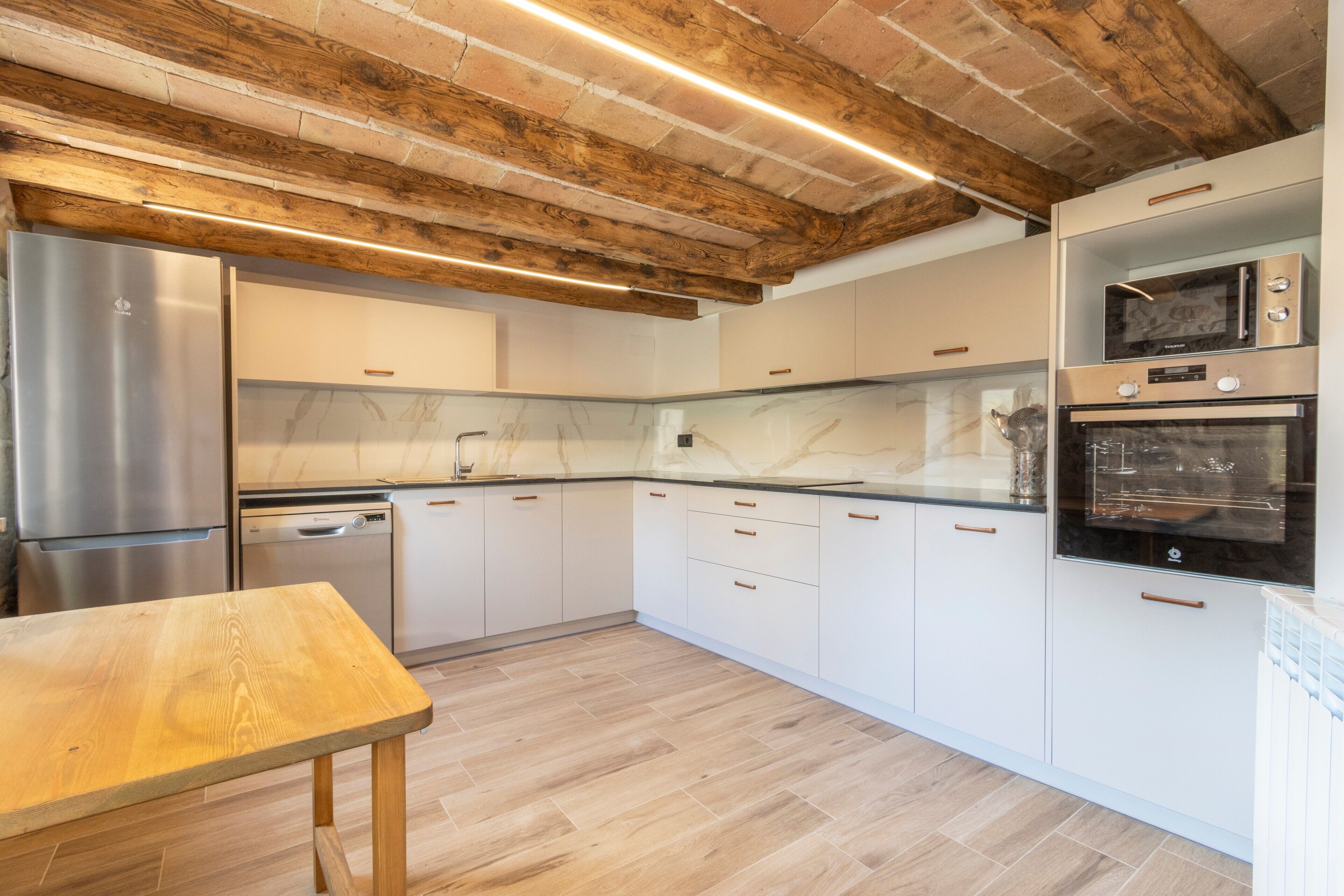 雪櫃、微波爐、焗爐、爐具