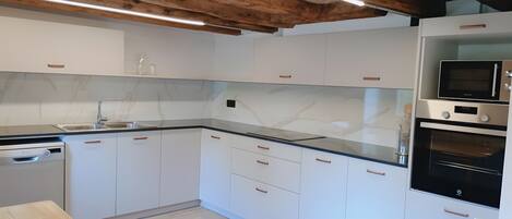 Réfrigérateur, micro-ondes, four, plaque de cuisson