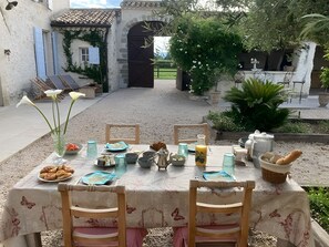 تناول الطعام بالخارج