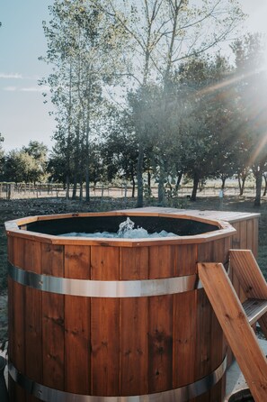 Superior Cabin, Vineyard View | Outdoor spa tub - Le Nid du Coucou (Cocumont)