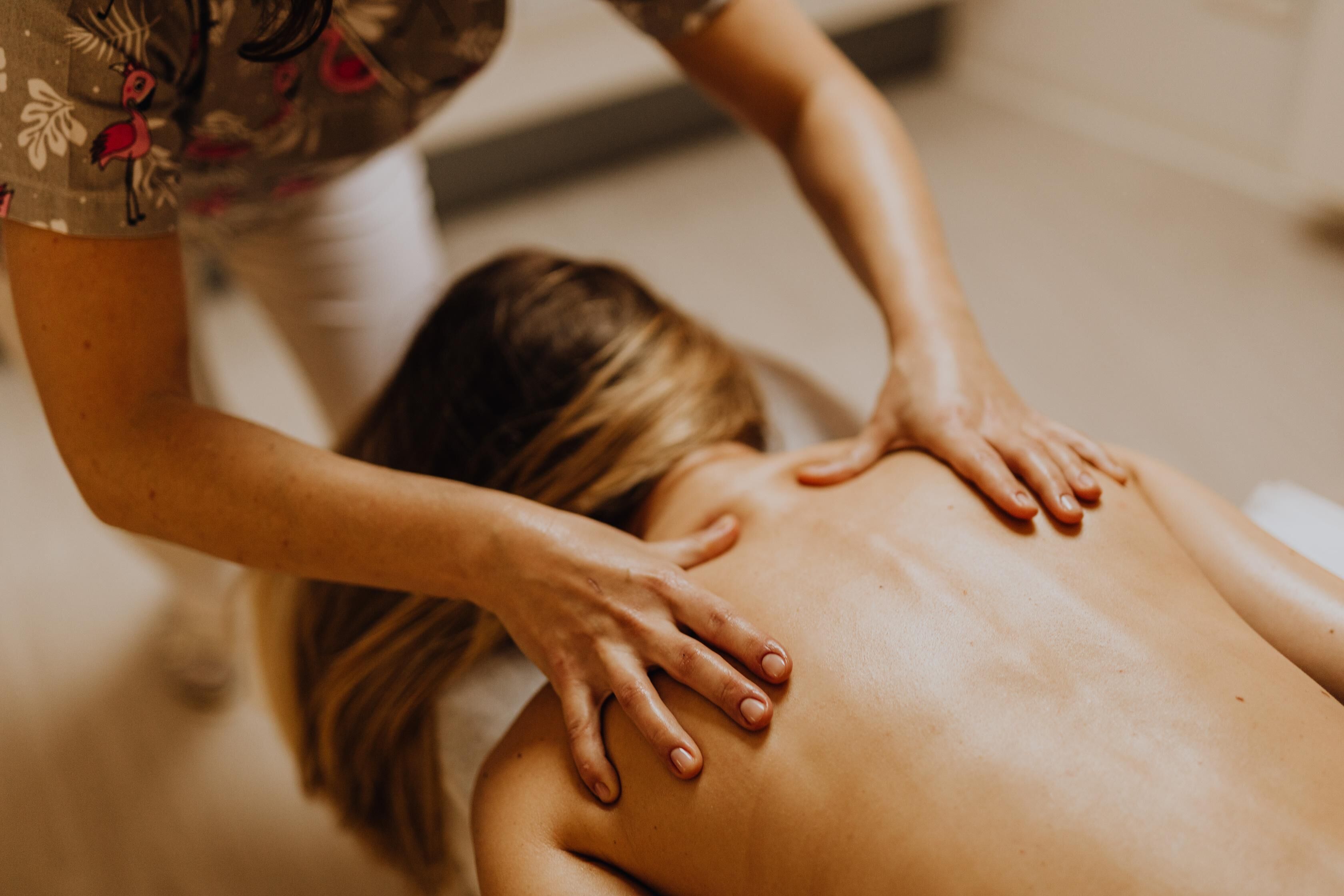 Une personne qui reçoit un massage du dos.