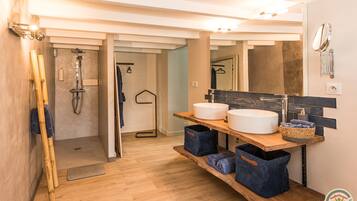 Comfort-Dreibettzimmer, Gartenblick | Badezimmer | Bademäntel, Handtücher