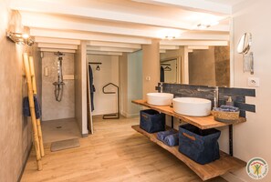 Tremannsrom – comfort, hageutsikt | Bad | Badekåper og håndklær