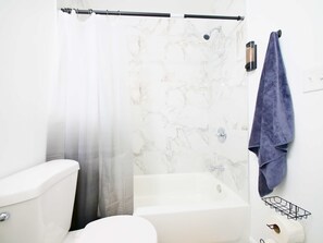 Secadora de cabello, toallas, jabón, papel de baño 