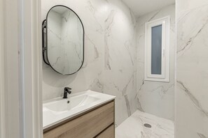 Douche, sèche-cheveux, serviettes fournies