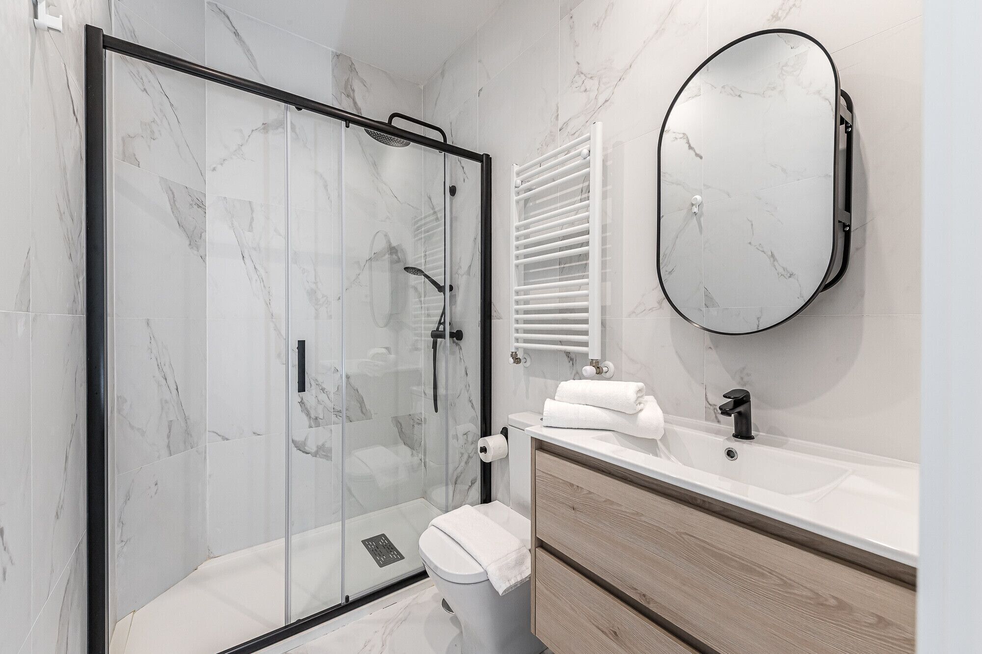 Douche, séchoir à cheveux, serviettes fournies