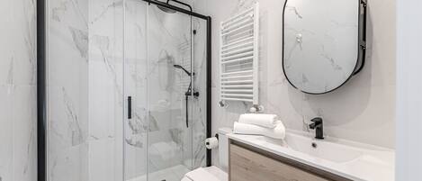 Douche, séchoir à cheveux, serviettes fournies