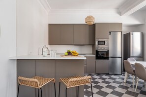Een koelkast, een microgolfoven, een oven, een vaatwasser