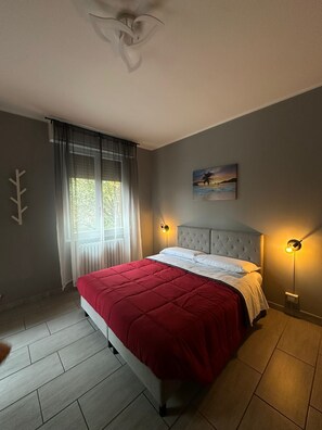 3 bedrooms, iron/ironing board, WiFi, bed sheets - Sunflower House (Sorbara)