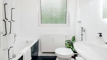 Haartrockner, Handtücher, Toilettenpapier