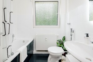 Haartrockner, Handtücher, Toilettenpapier