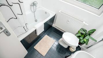 Haartrockner, Handtücher, Toilettenpapier