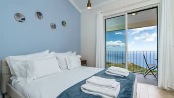 3 quartos, escrivaninha, ferros/tábuas de passar roupa, berço de viagem