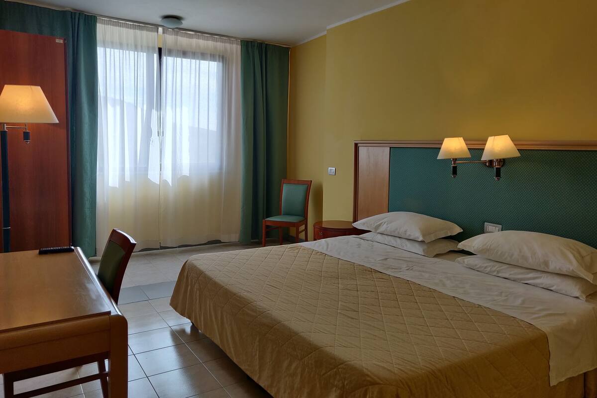 Habitación con 1 cama matrimonial o 2 individuales | Escritorio y wifi gratis