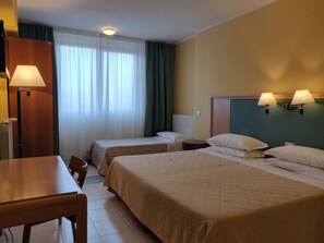 Triple Room | Desk, free WiFi - Albergo Conte Max (Capracotta)