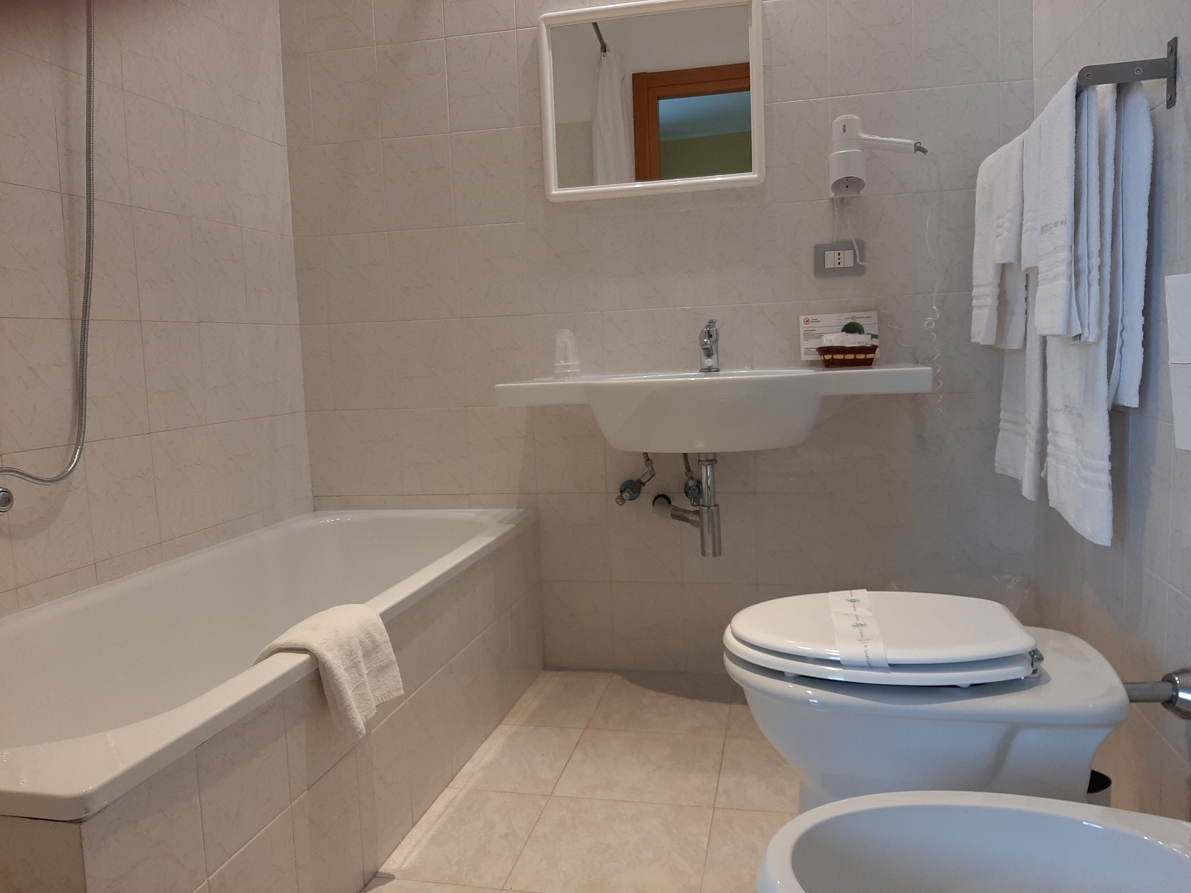 Haartrockner, Handtücher, Seife, Shampoo