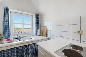 Kühlschrank, Ofen, Herdplatte, Wasserkocher mit Kaffee-/Teezubehör