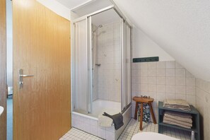 Douche, sèche-cheveux, serviettes fournies