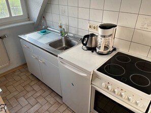 Kühlschrank, Ofen, Herdplatte, Wasserkocher mit Kaffee-/Teezubehör