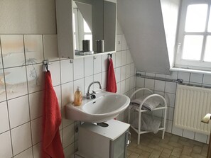 Suihku, hiustenkuivaaja, pyyhkeet