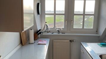 Fridge, oven, stovetop, coffee/tea maker