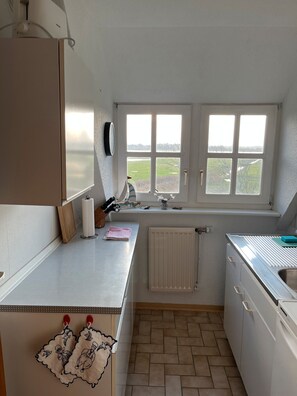 Kjøleskap, ovn, kokeplater og kaffetrakter/tekoker