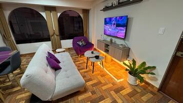 Een smart-tv en boeken