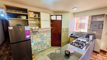 Réfrigérateur, micro-ondes, plaque de cuisson, cafetiÚre/bouilloire