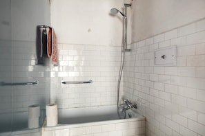 Douche, sĂšche-cheveux, serviettes fournies