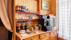 Un interior de madera con una estación de café, dispensadores de bebidas y un cuadro en la pared.