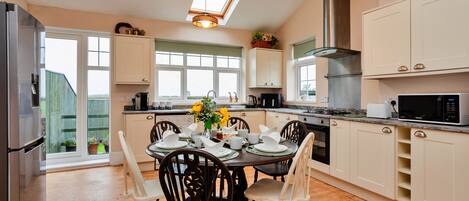 Refrigerador, microondas, horno y tetera eléctrica