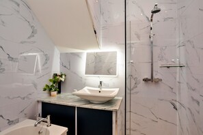 Shower, hair dryer, towels