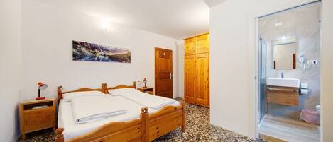 2 bedrooms, WiFi, bed sheets