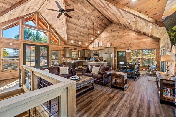 Televisión, chimenea y oficina 