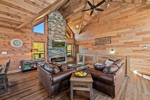 Televisión, chimenea y oficina 