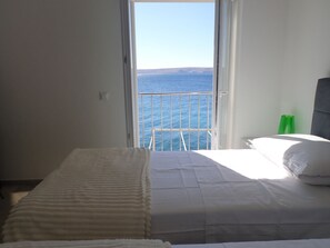 3 bedrooms, desk, iron/ironing board, free WiFi - Vacation home Alessandro with whirlpool, directly by the sea (Lukovo Šugarje)