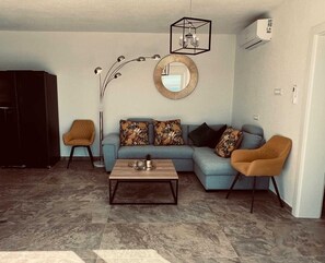 TV - Vacation home Alessandro with whirlpool, directly by the sea (Lukovo Šugarje)