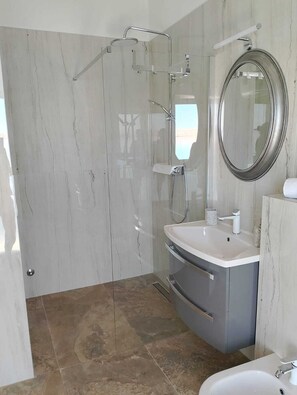 Regadera, secadora de cabello, bidet, toallas 