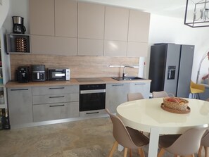 Fridge, microwave, oven, stovetop - Vacation home Alessandro with whirlpool, directly by the sea (Lukovo Šugarje)