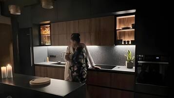 Een koelkast, een oven, een kookplaat, een vaatwasser