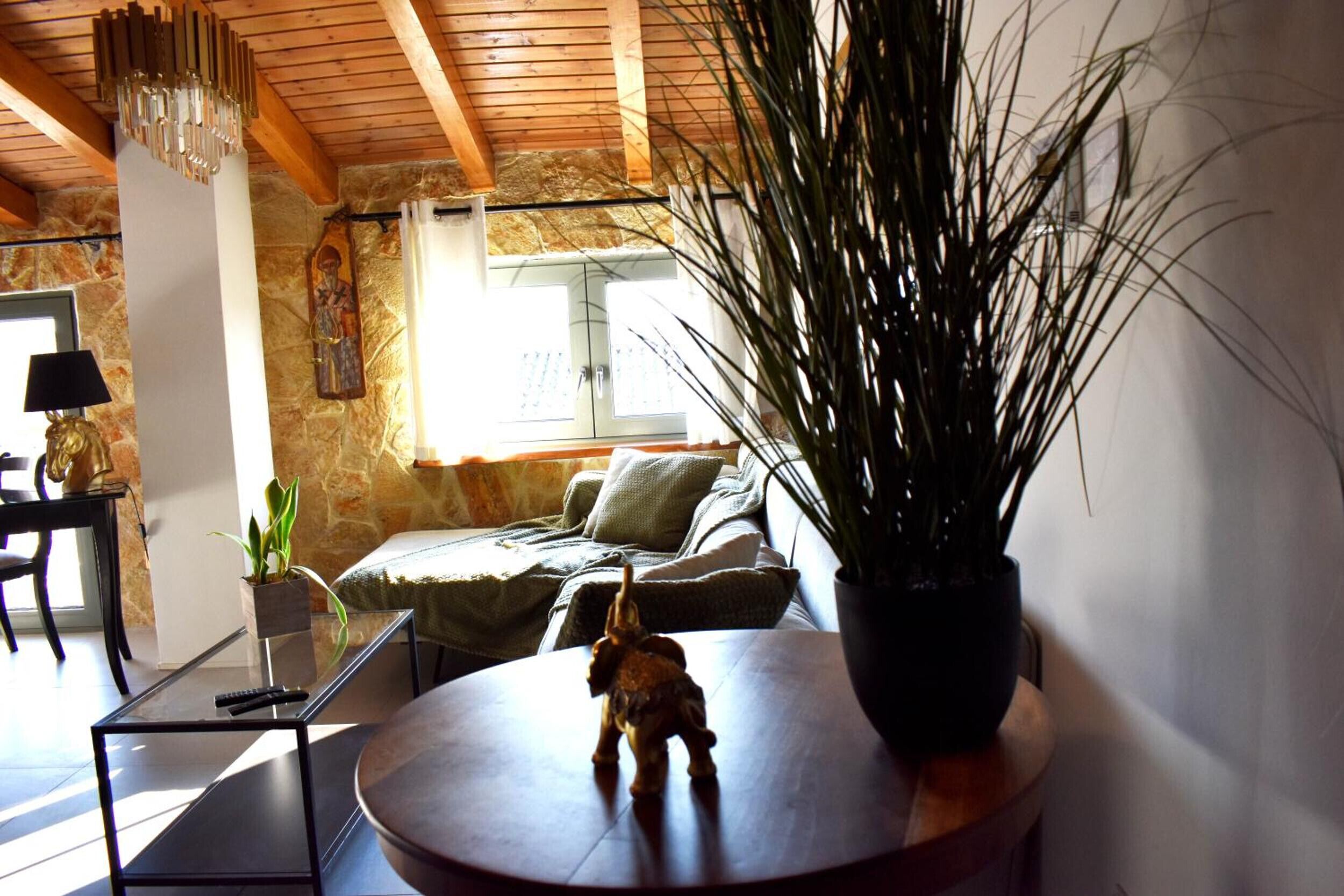 Een televisie en een open haard