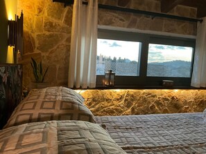 Tabla de planchar con plancha, wifi y ropa de cama 